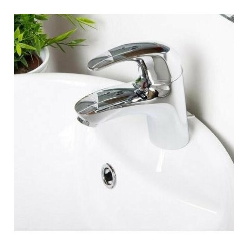 Смесителькран однорычажныйлапковый для раковины умывальника мойки с коротким изливом и креплением на гайке 2600₽