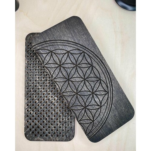 Доска садху для ног для стояния на гвоздях шаг 10мм с гравировкой Цветок жизни оттенок Черный с чехлом 5775₽