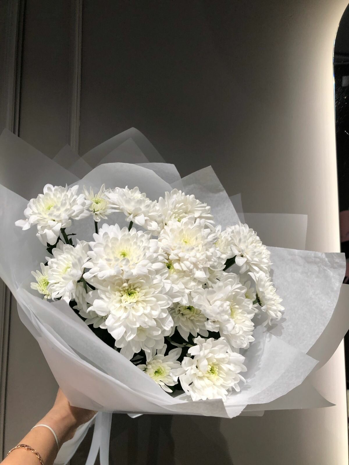 Букет из белой кустовой хризантемы "Невинность" от FlowersLab.