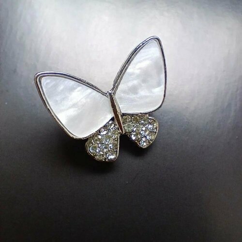 Брошь бабочка с перламутром, перламутр, эмаль, стразы, белый, серебряный брошь с кристаллами бабочка с цветком