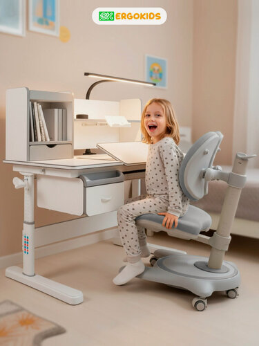 Изображение товара Растущий комплект Ergokids: стол, парта, компьютерное кресло и лампа в подарок