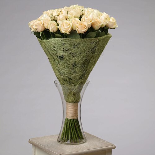 Букет 51 кремовая роза 50 см в вазе