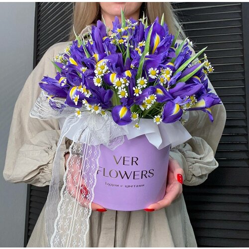 Ирисы с ромашками в коробке Ver Flowers