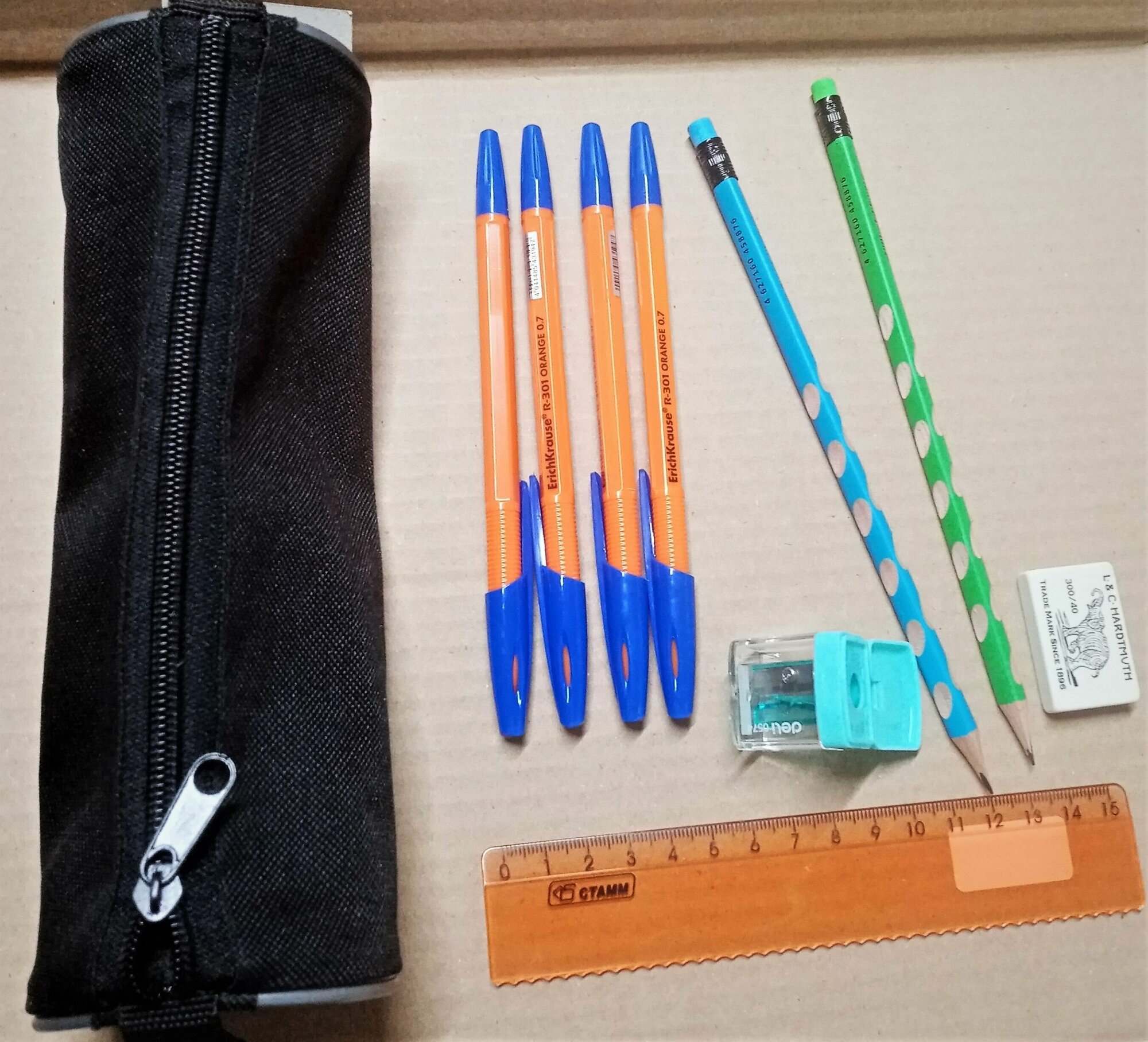 Пенал-тубус черный с наполнением: ручка шариковая, линейка, точилка, карандаш, ластик.