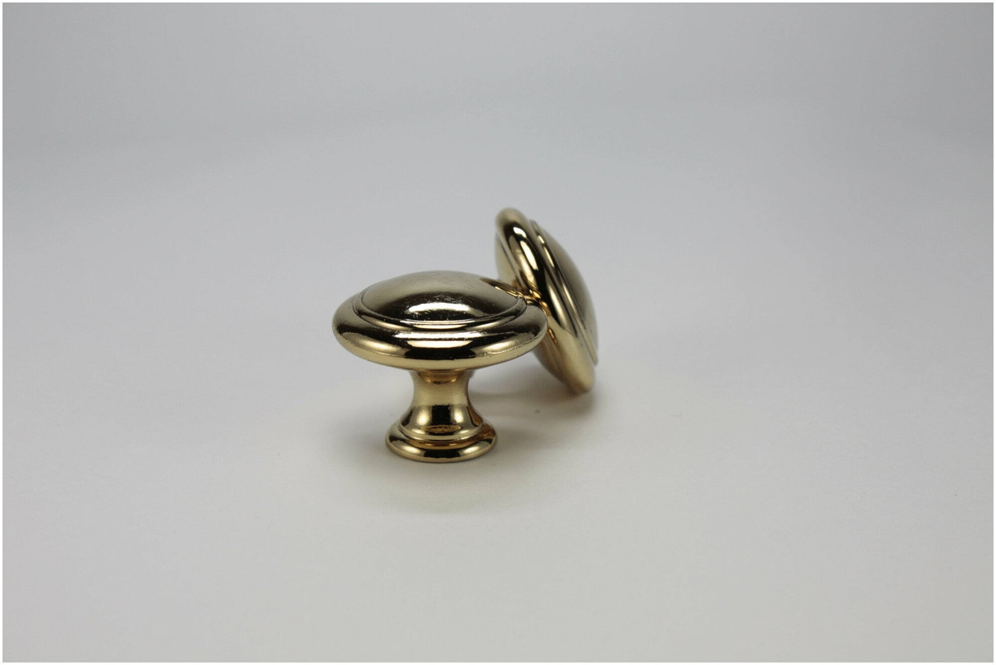 Ручка мебельная кнопка Белладжио/Империя 30мм ROBERTO MARELLA глянцевое золото - фотография № 4