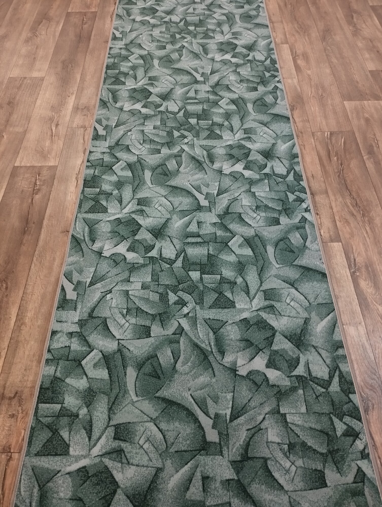 Ковровая дорожка на войлоке БалтТекстиль с печатным рисунком Найк серо-зеленая 1*5.5 м