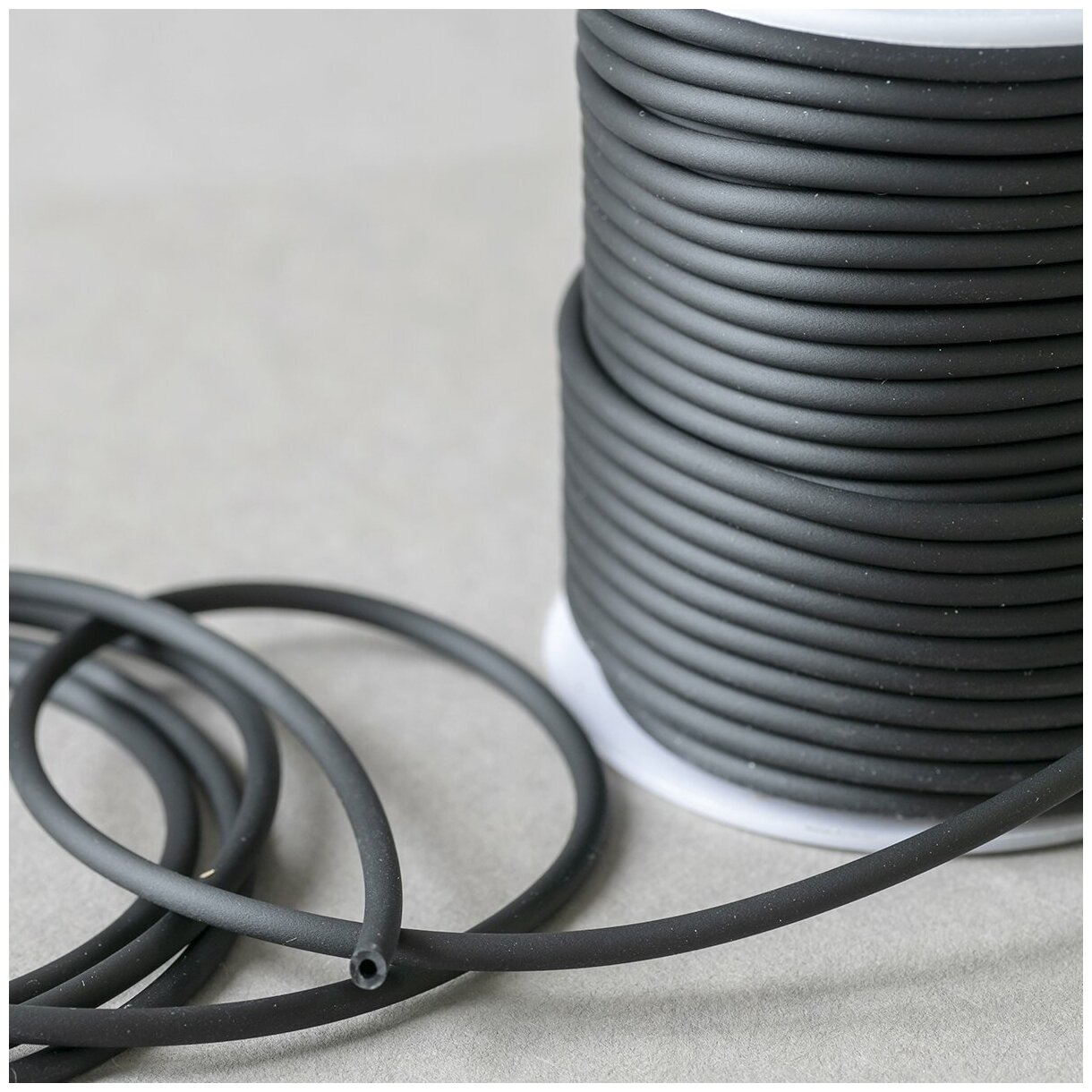 Шнур каучуковый резиновый диаметр 3 мм круглый с отверстием, для рукоделия / браслетов, черный