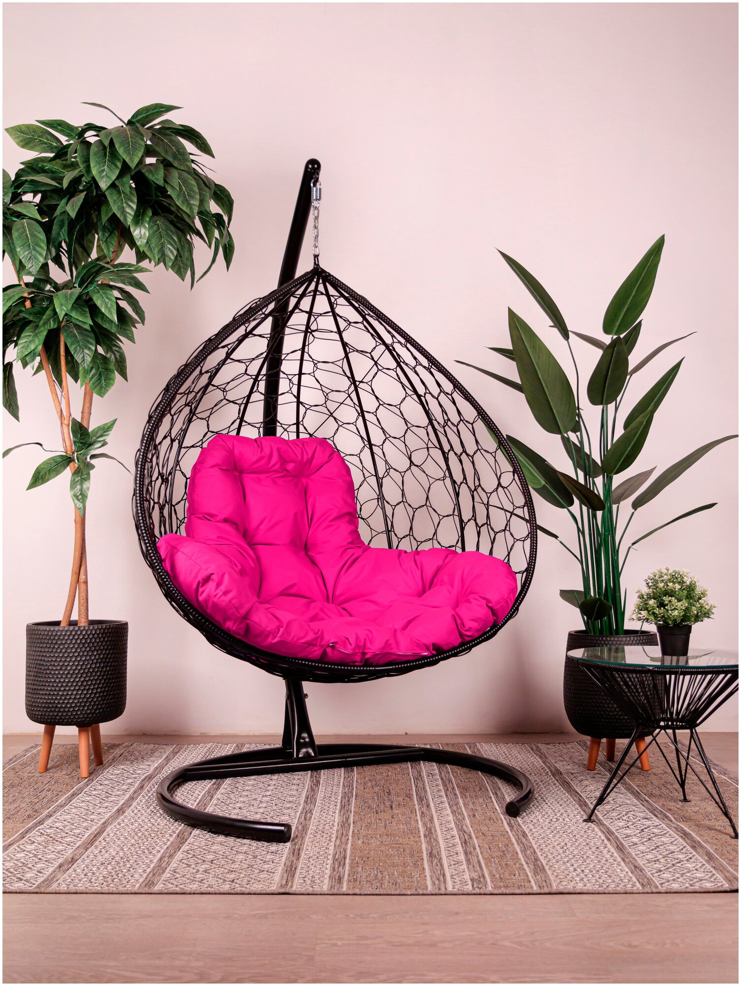 Подвесное кресло M-Group XL ротанг чёрное, розовая подушка - фотография № 1