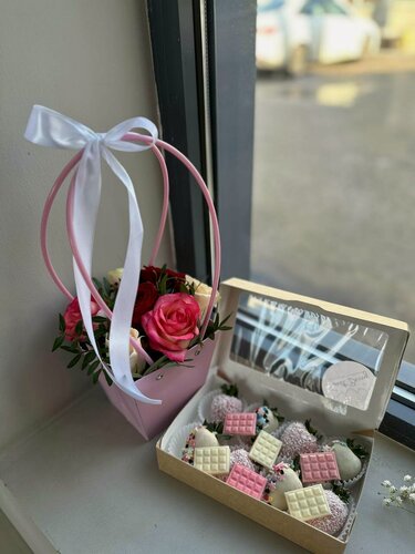 Изображение товара Композиция "Комбо-Набор Цветочный Микс Sweet Berry" из 7 роз Mix и набор клубники в шоколаде