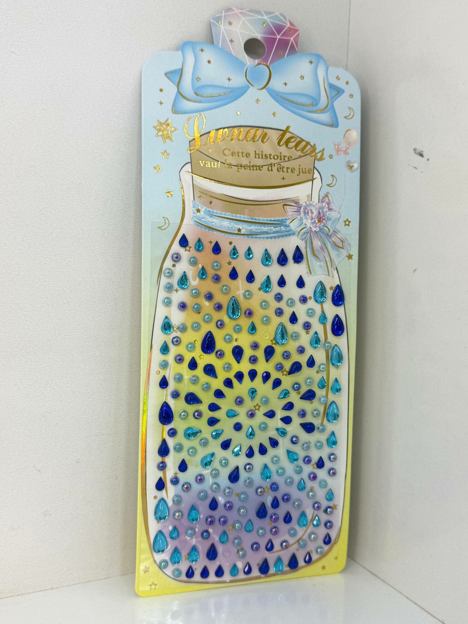 Стразы самоклеящиеся — это универсальный декоративный элемент, идеально подходящий для творчества