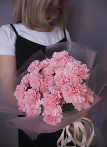 Изображение товара Букет живых цветов из 21 диантуса (гвоздики) нежнейшего розового цвета в матовой упаковке