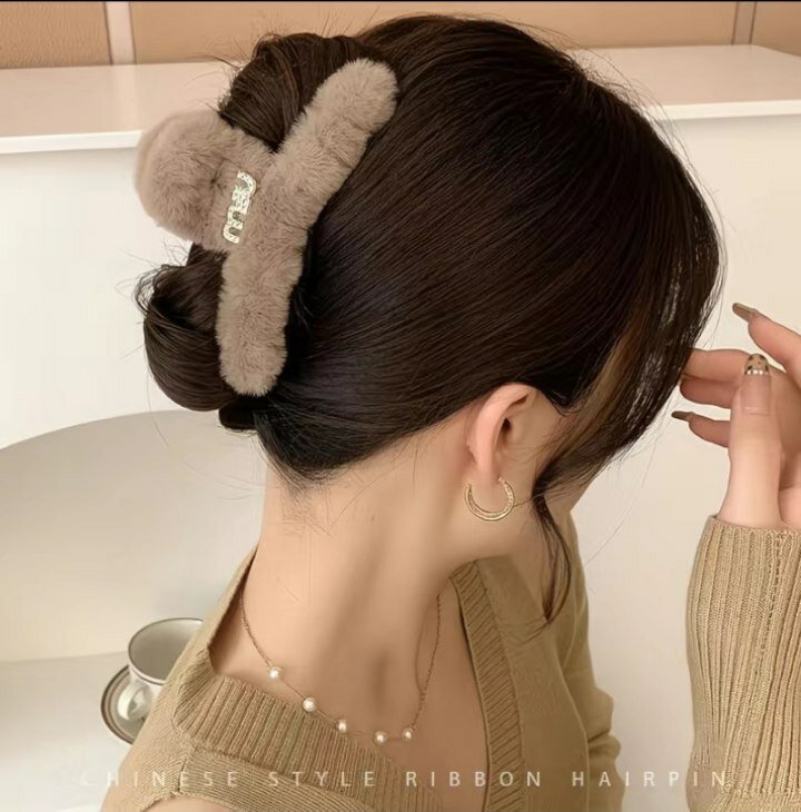 Заколка для волос MIU, искусственный мех, стразы, длина 12 см