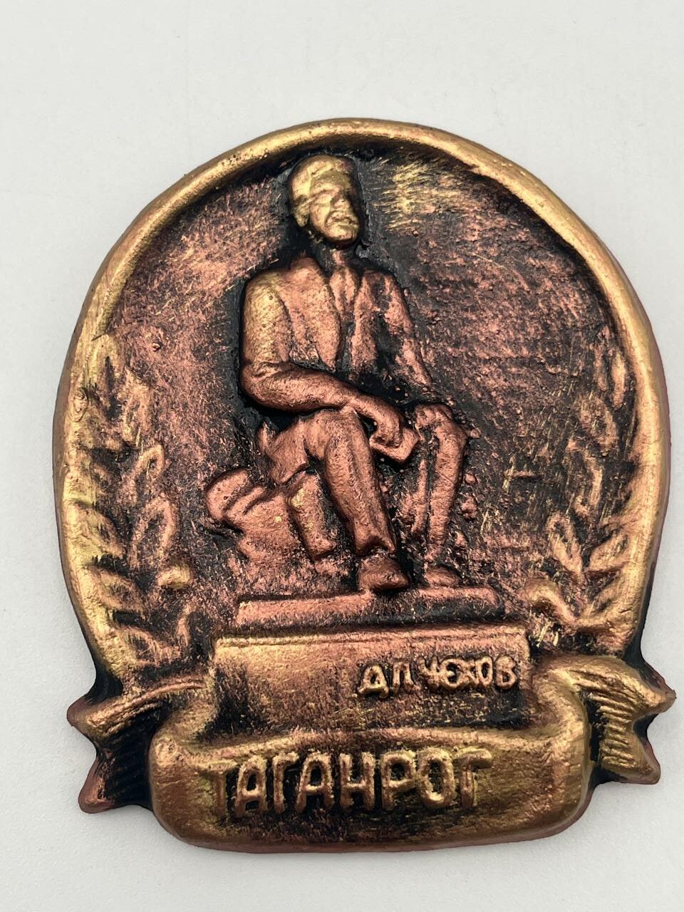 Магнит Таганрог А. П. Чехов керамика ручной работы в бронзовом цвете — фото 1