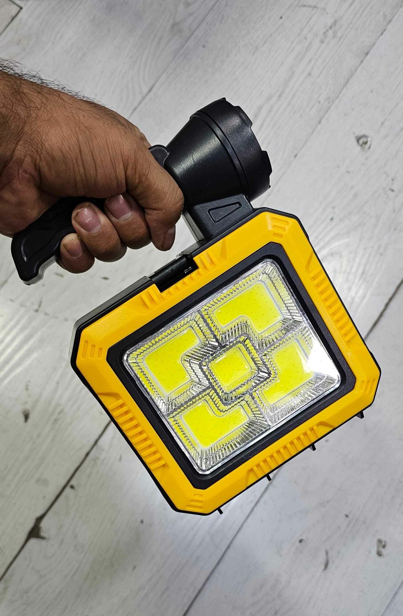 SolarФонарь оснащен мощным осветительным оборудованием c инстурментами