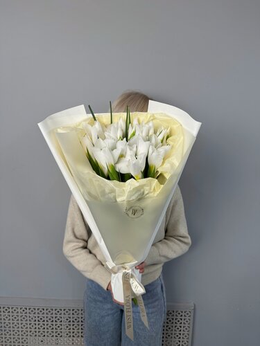 Изображение товара WEST FLORA Белый Шёлк: 25 белых ирисов – купить изящный букет с доставкой
