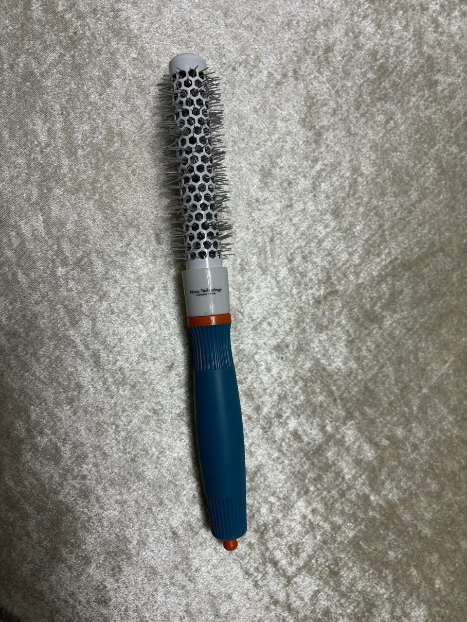 Круглая расческа-брашинг для укладки волос, придающая объем и гладкость.