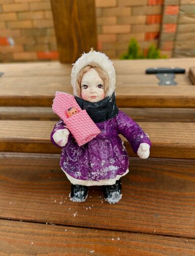 Изображение товара Ватная елочная игрушка - девочка с игрушкой