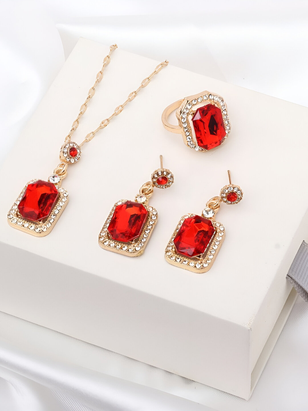 Комплект бижутерии: серьги, кольцо, цепь