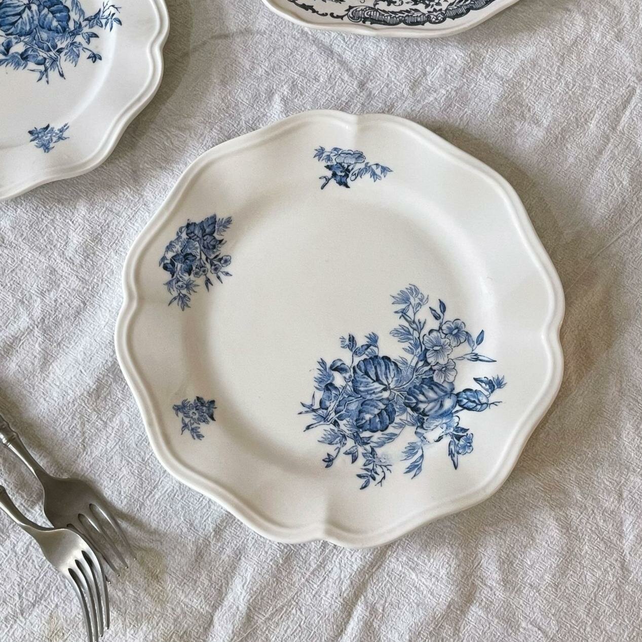 Тарелка обеденная керамическая 27 см «Синий винтаж», классический узор на белом