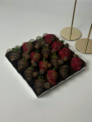 Изображение товара Композиция "Клубника с голубикой" молочный шоколад сублимированная малина