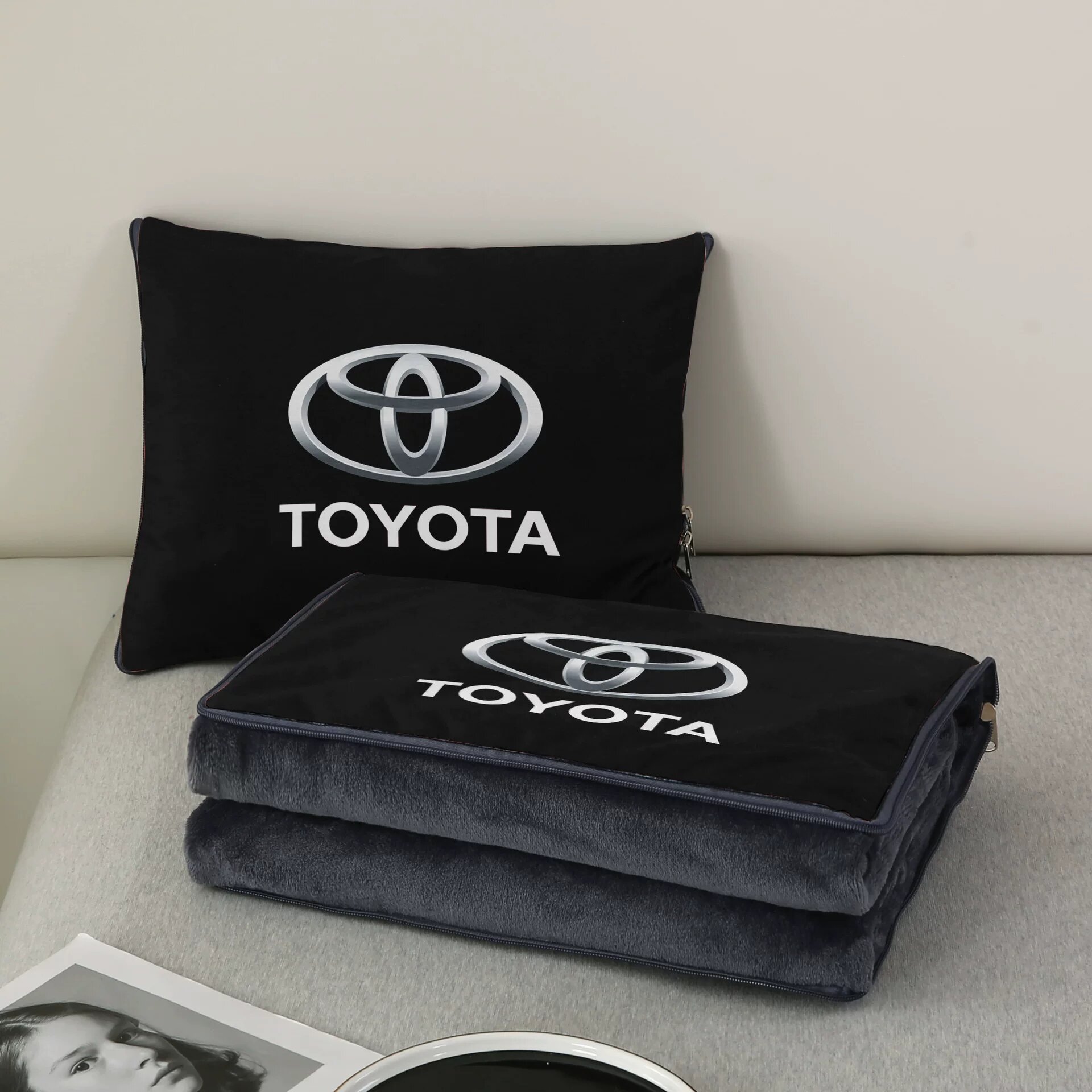 Автомобильное одеяло Toyota из фланели, сложенное 30x40 см, расправленное 100x150 см для надежных автомобилей