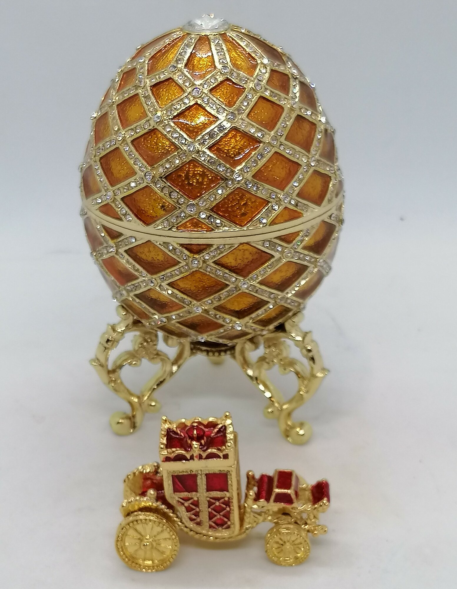 Яйцо Фаберже коронационное, сетка с каретой, со стразами ,11 см, арт 3429, золотистое