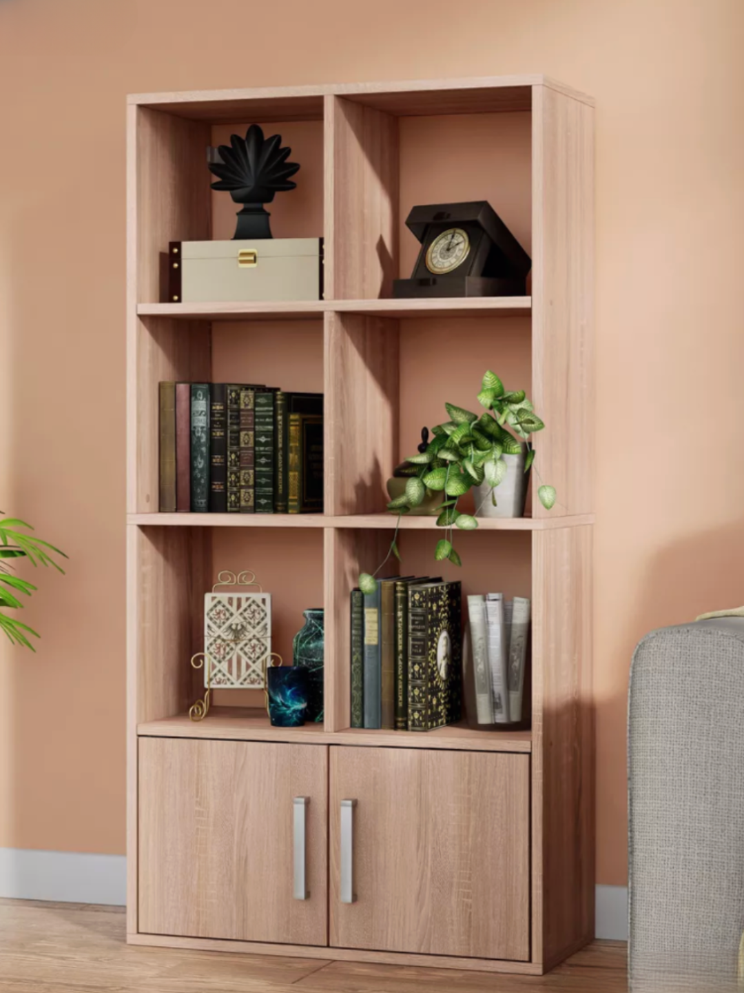 Высокий стеллаж с открытыми полками и нижним закрытым шкафчиком для хранения книг