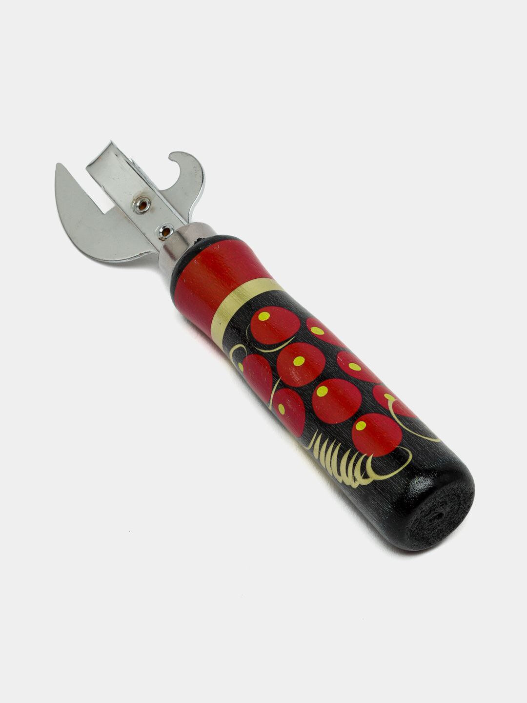 Классическая открывалка с деревянной ручкой для банок и бутылок.