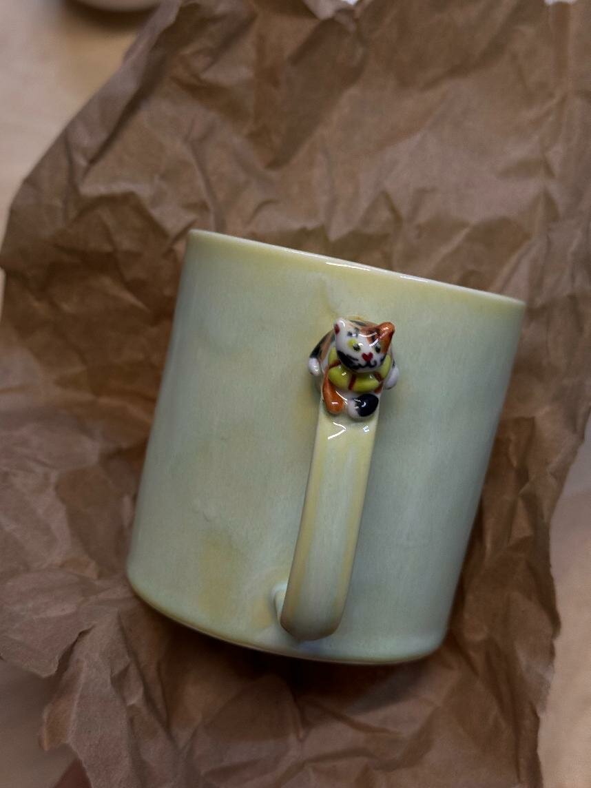 Кружка ручной работы цилиндр с фигуркой на ручке «Котик», светло-зеленая, 380 мл