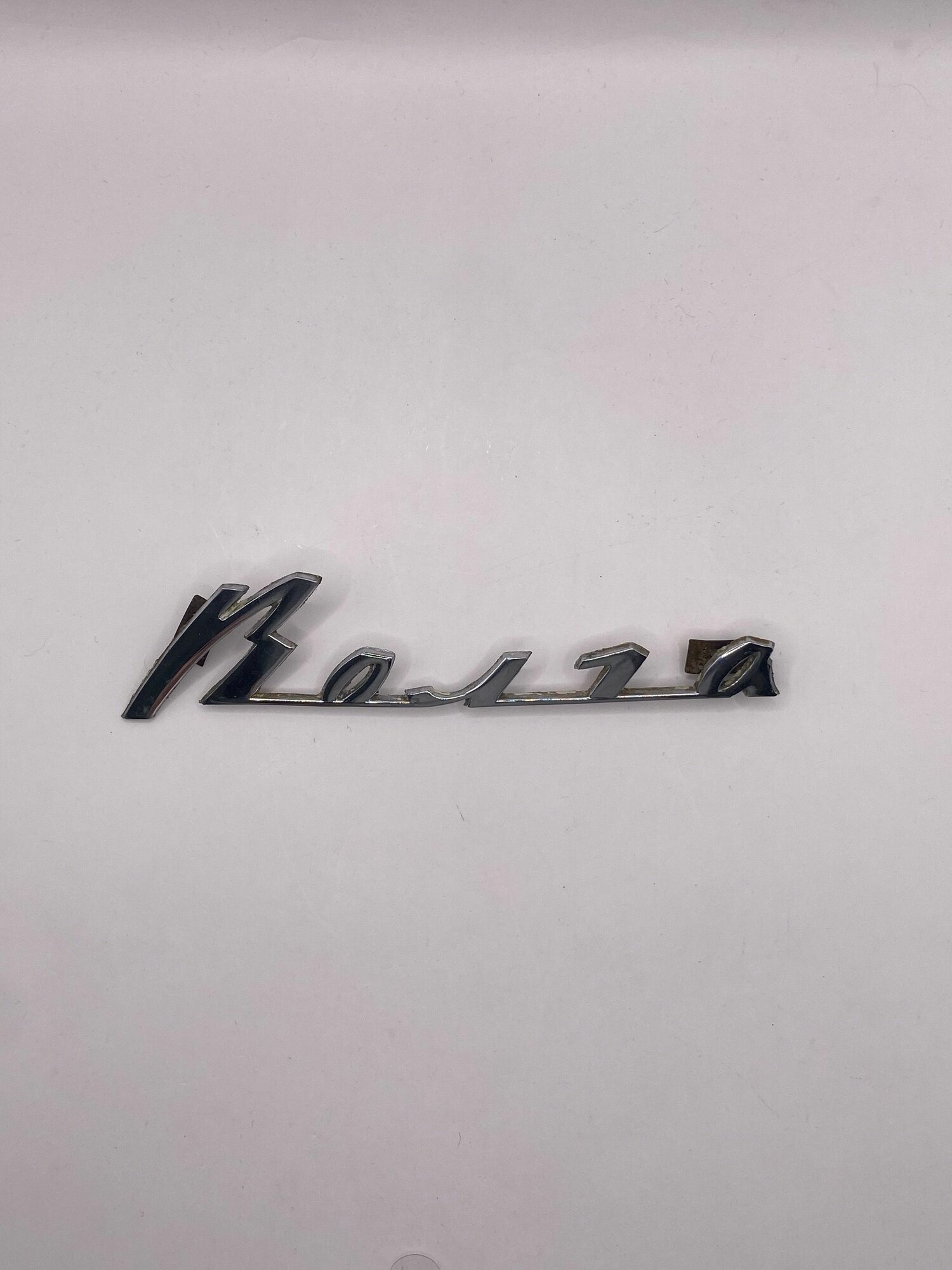 Шильдик, эмблема от крыла "ГАЗ 24" Волга. Материал: Металл, хром. Длина 19 см.