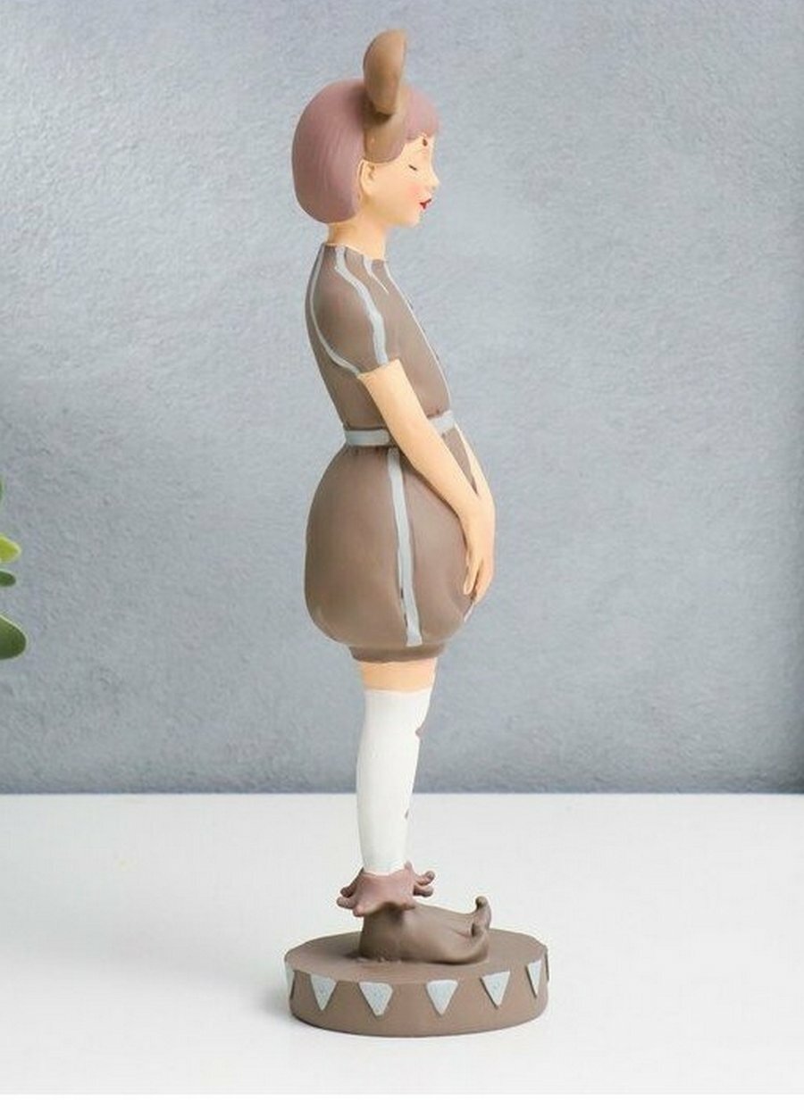 Статуэтка "Принцесса цирка", размер 28*7,5*7,5 см, полистоун, цвет бежевый — фото 1