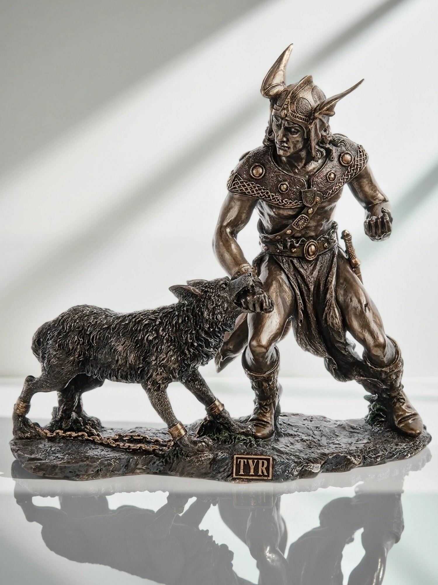 Статуэтка Бог воинской доблести Тюр и Фенрир, 26*24*9см, материал изготовления полистоун