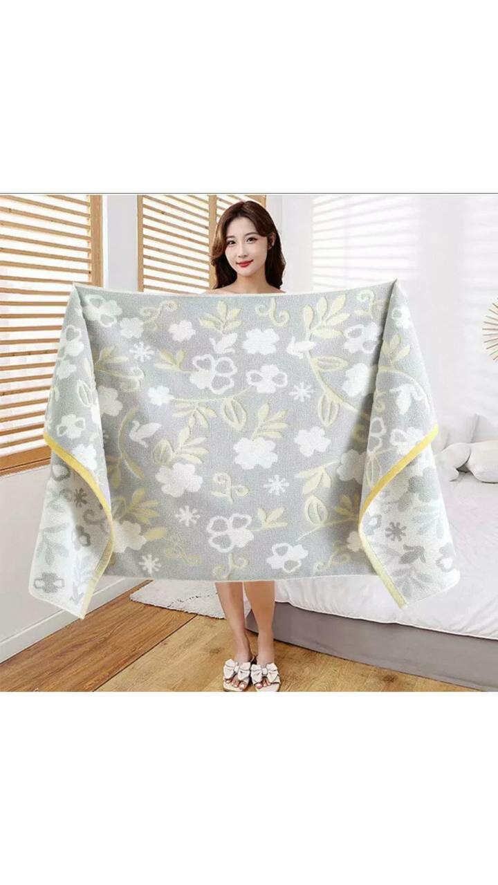 Банное полотенце двухстороннее 70×140 см с нежным цветочным узором