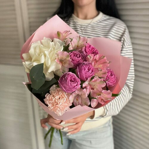 Изображение товара Букет "Комплимент", с кустовой розой, французской розой, гвоздикой и альстромериями