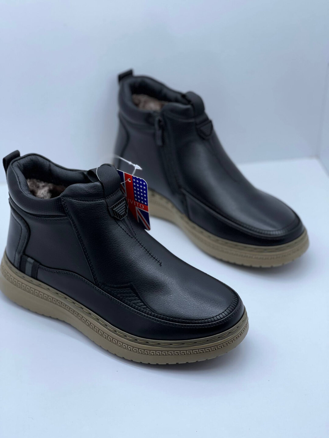 Мужские зимние ботинки VITTO — на молнии, с меховой подкладкой, бежевой подошвой.