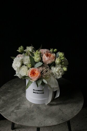 Изображение товара Композиция в шляпной коробке из роз и гвоздик от студии цветов клумба. москва