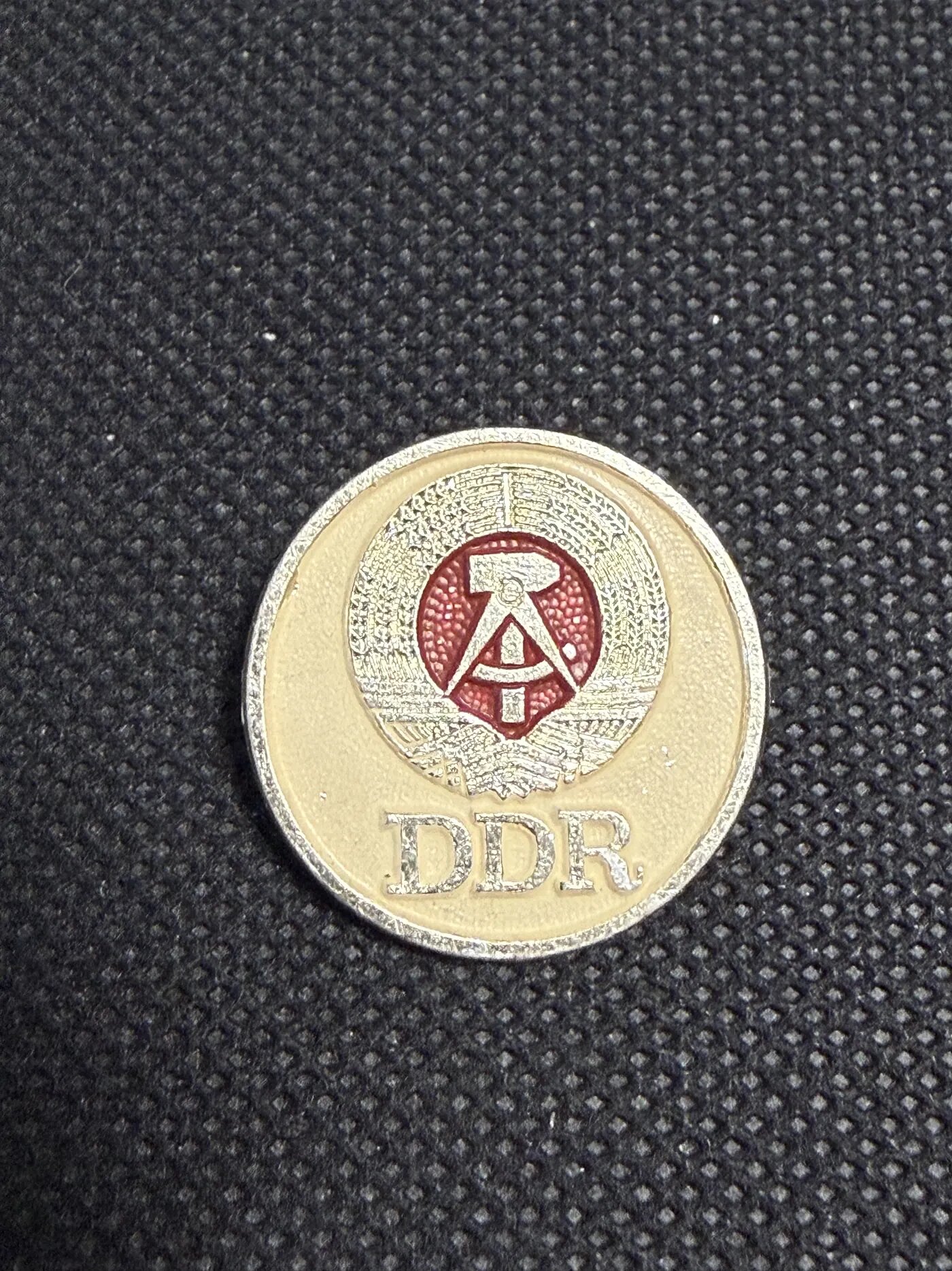 Значок «с гербом ГДР (DDR)»