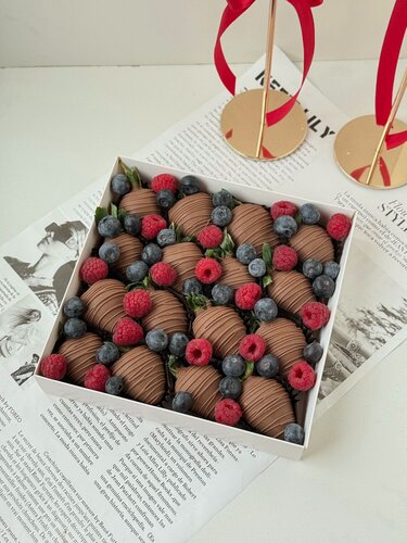 Изображение товара Клубника в бельгийском молочном шоколаде с малиной и голубикой 16-20 шт