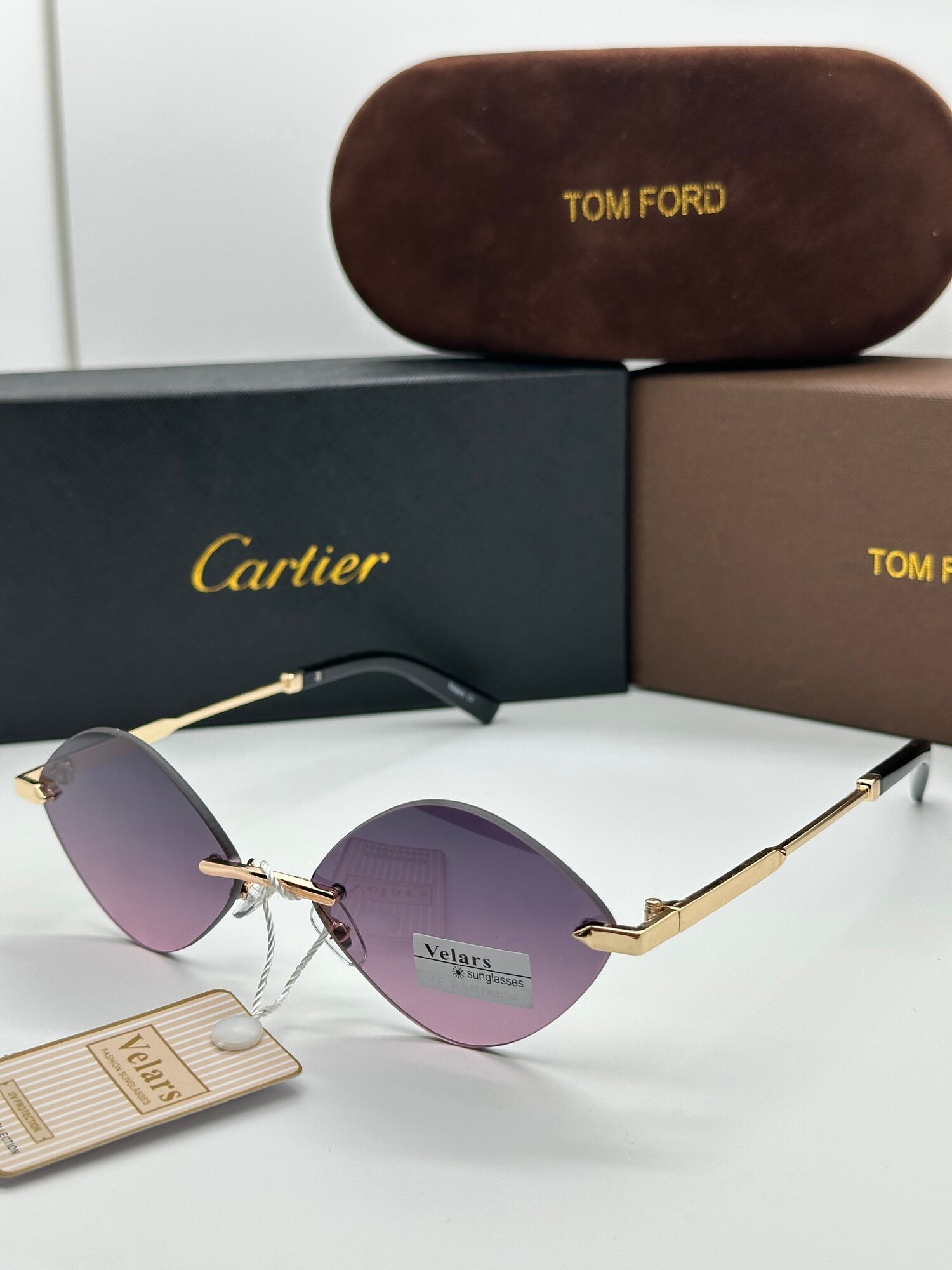 Oчки для защиты глаз от солнечных лучей и подходят для повседневного использования.