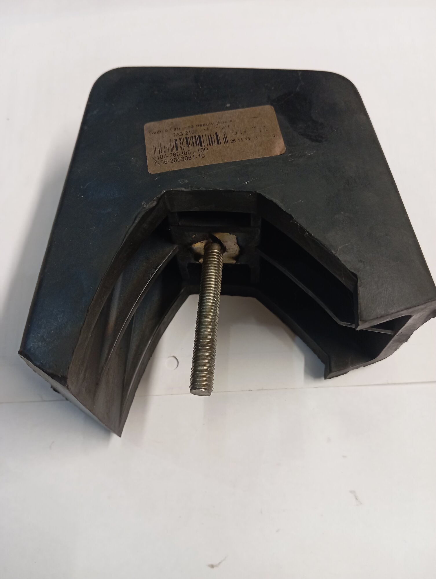 Отбойник бампера левый на ВАЗ 2106. оригинал