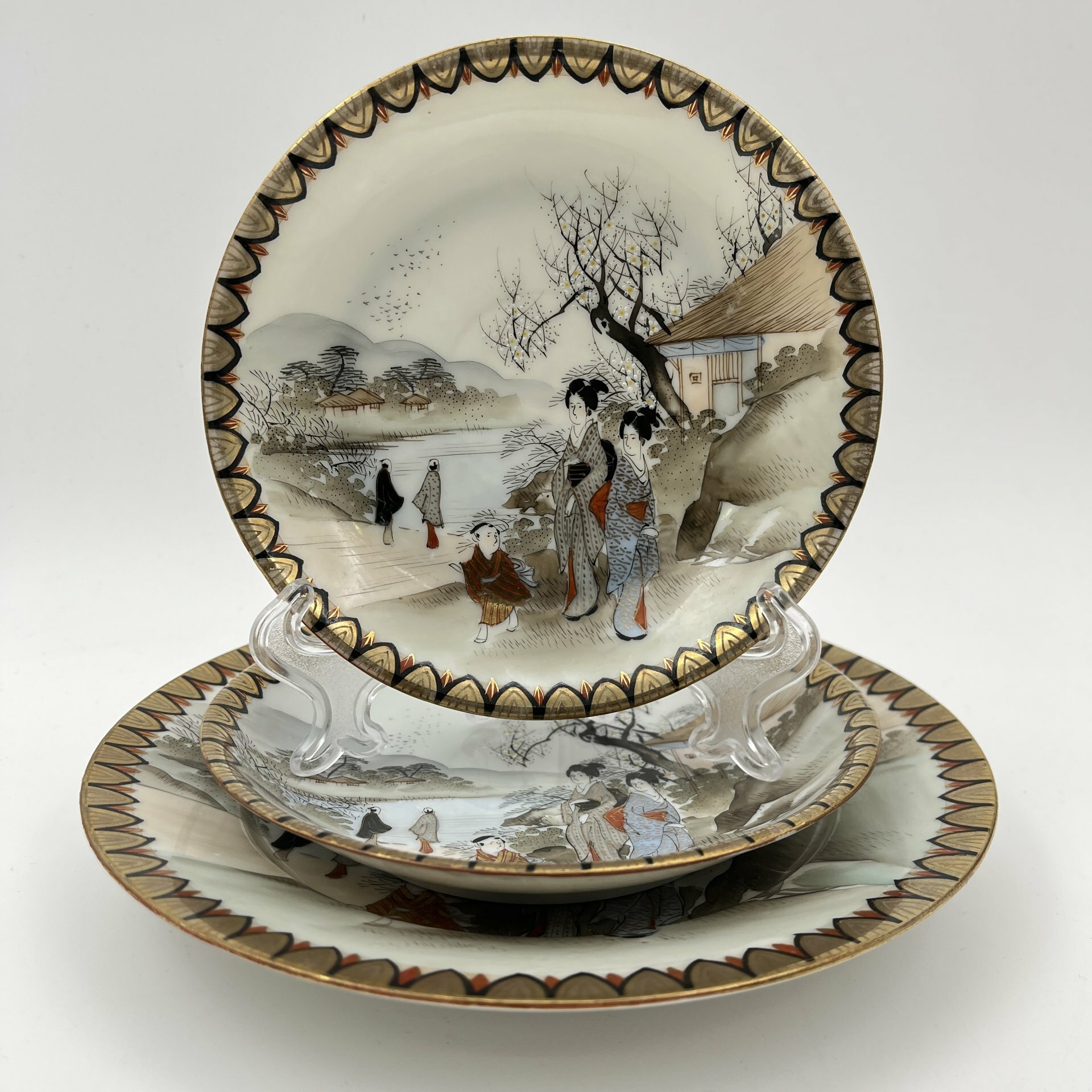 Набор посуды: десертная тарелка и 2 блюдца "Прогулка гейш ранней весной", фарфор