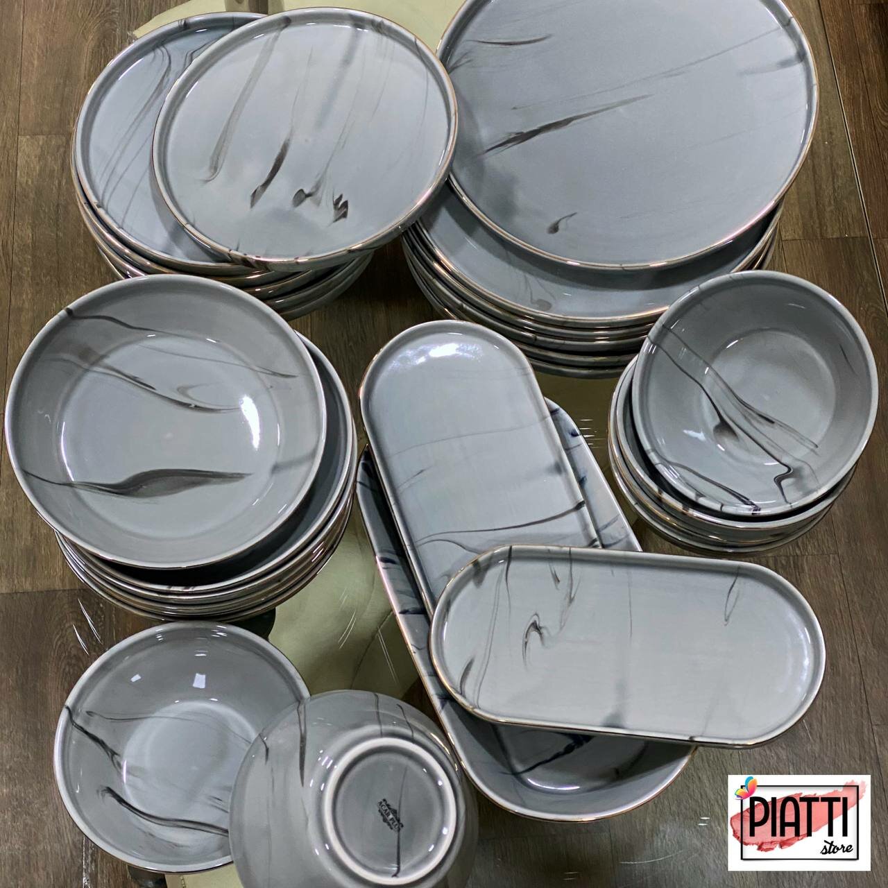 Керамический столовый сервиз с серый декором, современный дизайн