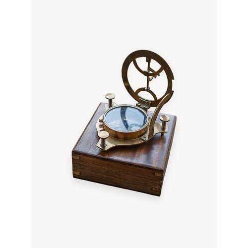 Компас туристический с солнечными часами, в деревянной шкатулке