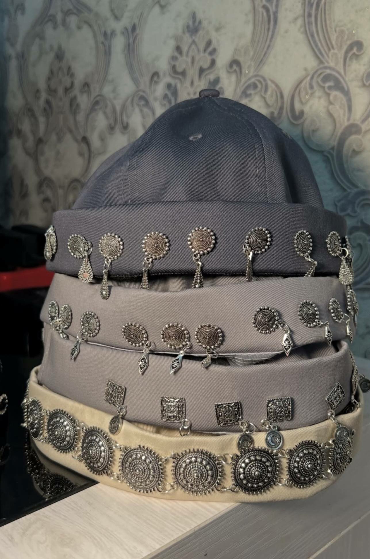 Современная узбекская тюбетейка с декоративным оформлением