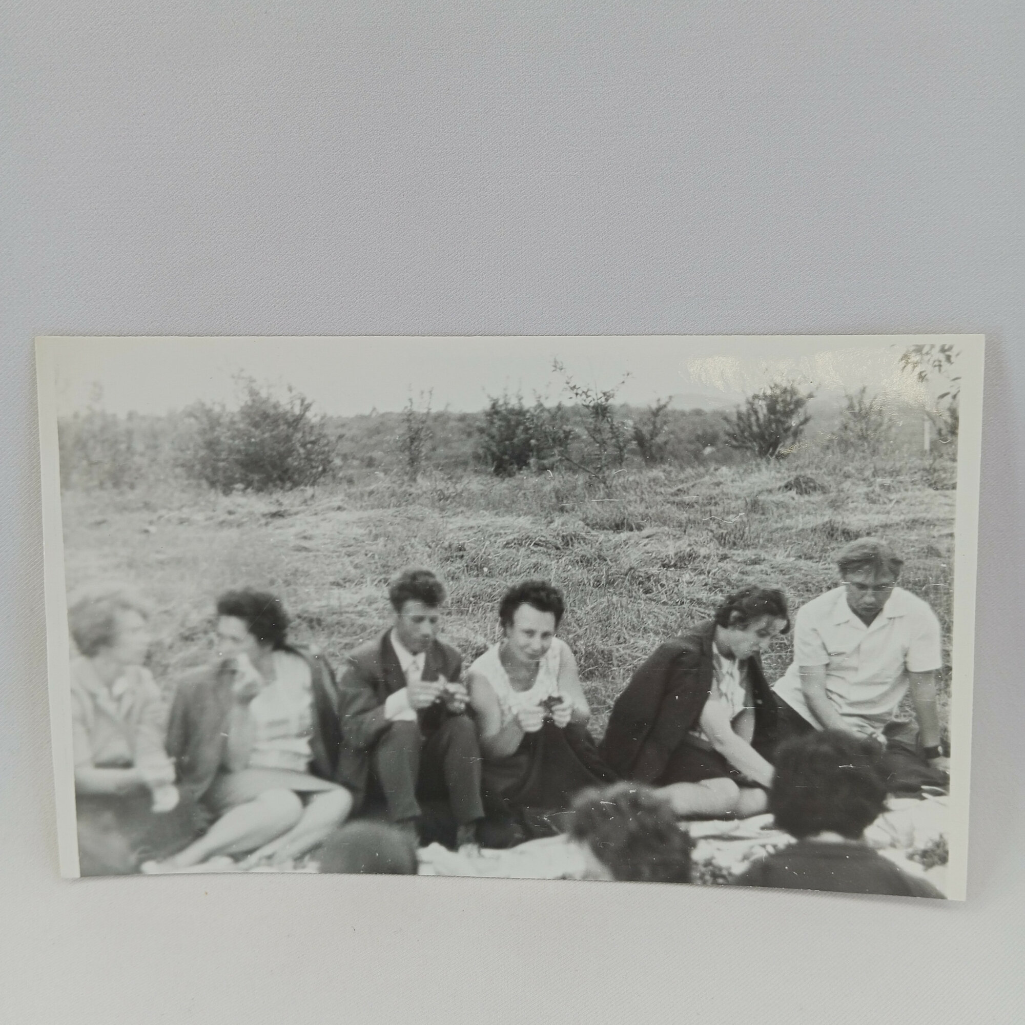 Фотография винтажная, СССР. Черно белый снимок отдыхающих на природе, 6 человек