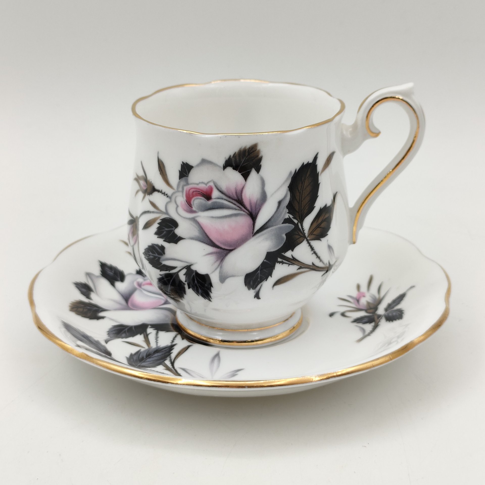 Кофейная пара с ярким декором в виде цветка розы "Queen`s messenger", Royal Albert, фарфор