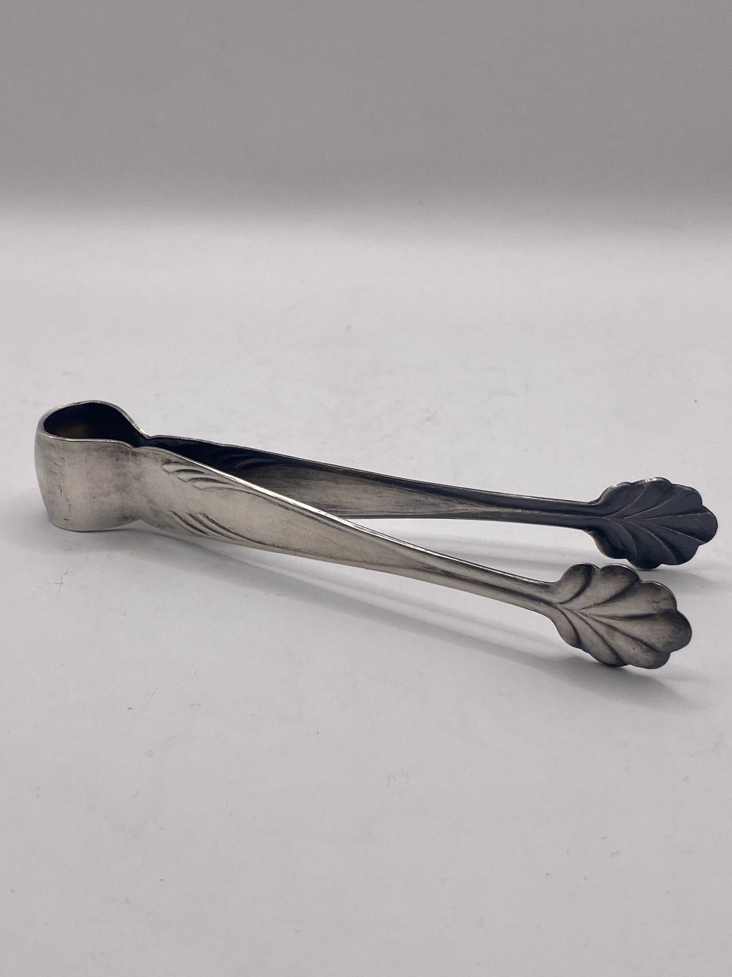 Щипцы для сахара "Ракушка" Мельхиор. СССР. Кольчугинский завод. Длина: 13.5 см.