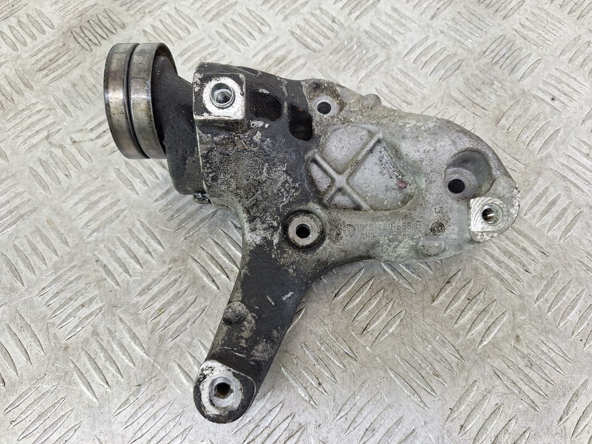 Кронштейн компрессора кондиционера Volkswagen Passat B6 2009 1K0260885B