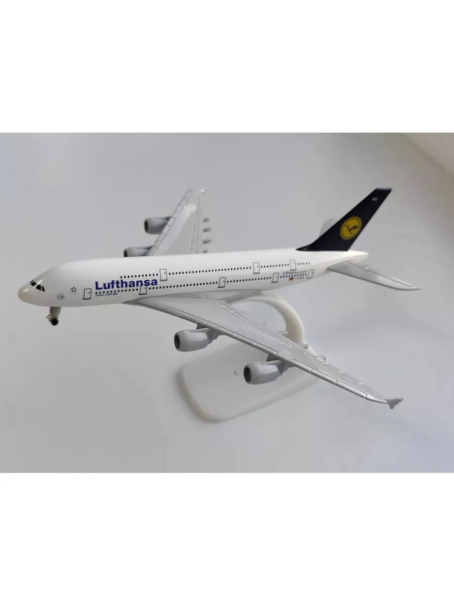 Игрушечная модель самолета Lufthansa