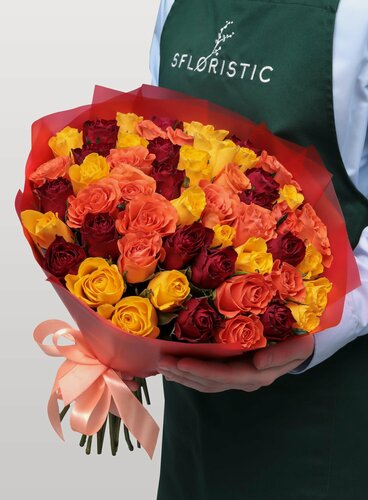 Изображение товара Монобукет STUDIO FLORISTIC "Кения пламенный микс", розы, 51 цветок, высота 40см